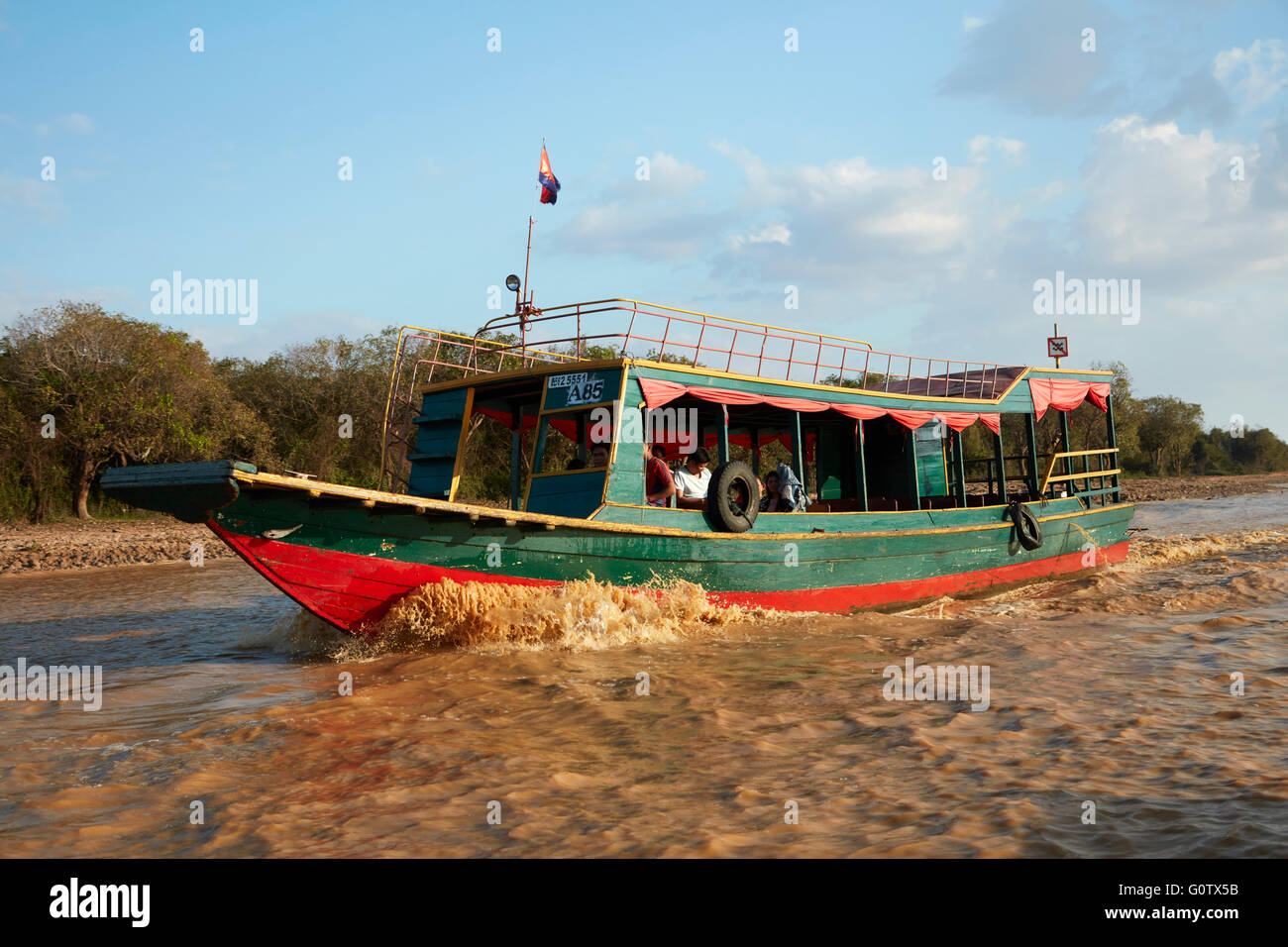 Tour in barca nei pressi del porto di Chong Khneas, Fiume Siem Reap, vicino lago Tonle Sap e di Siem Reap, Cambogia Foto Stock