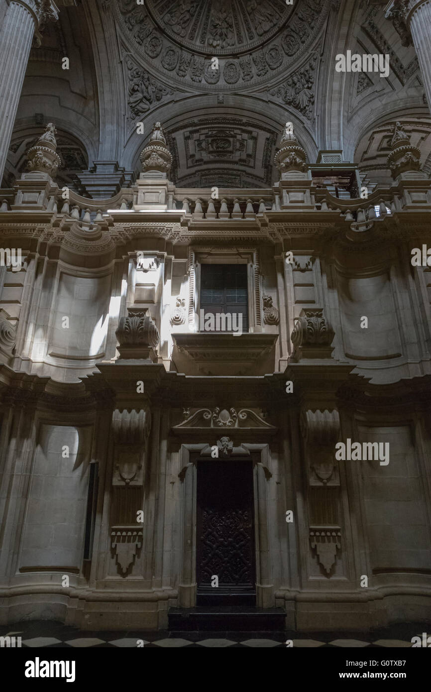 Vista interna della Cattedrale di Jaen, Master, voce al coro dalla porta posteriore, Jaen, Spagna Foto Stock