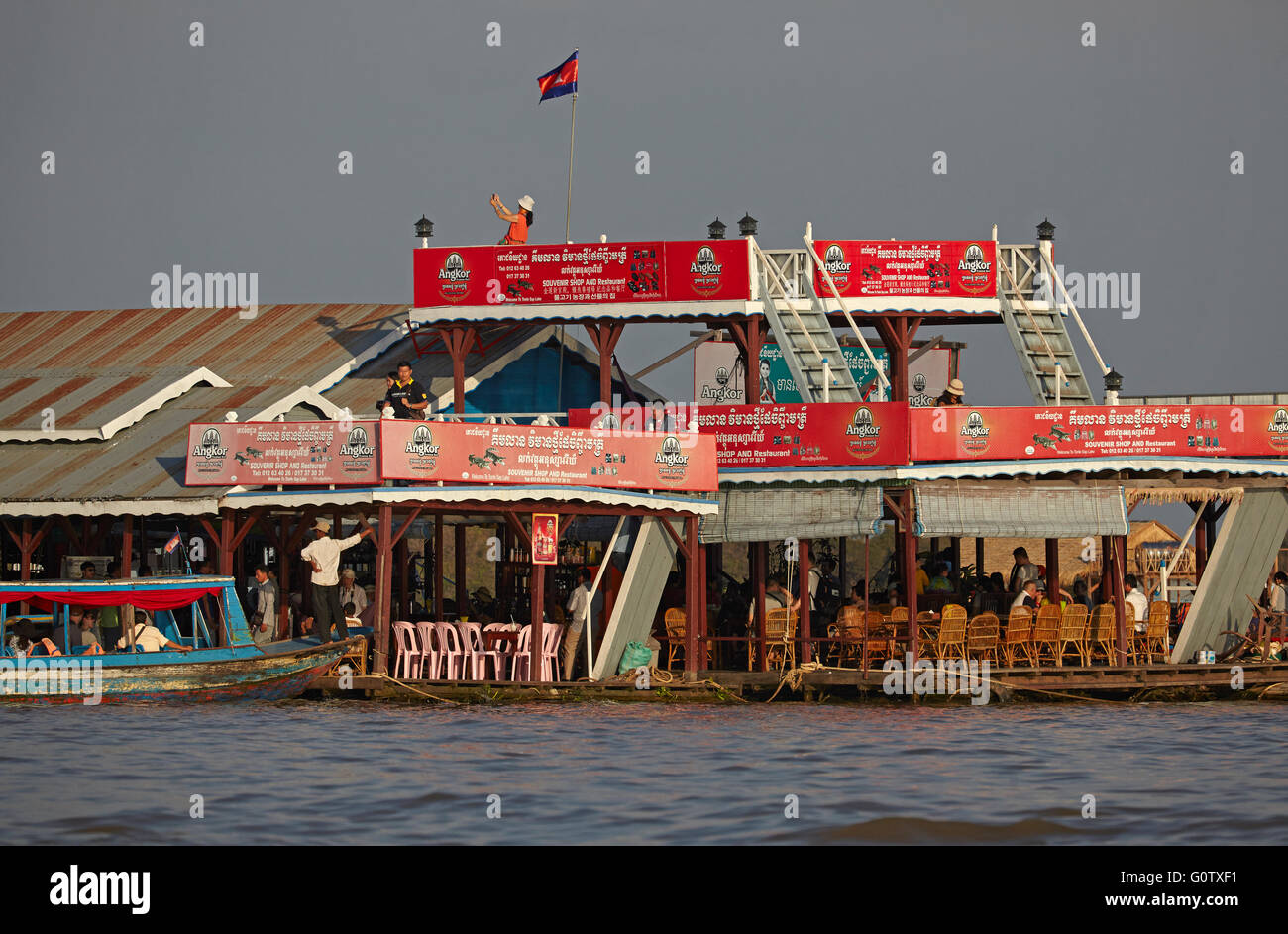 Ristorante Turistico, Chong Khneas villaggio galleggiante, Lago Tonle Sap, vicino a Siem Reap, Cambogia Foto Stock