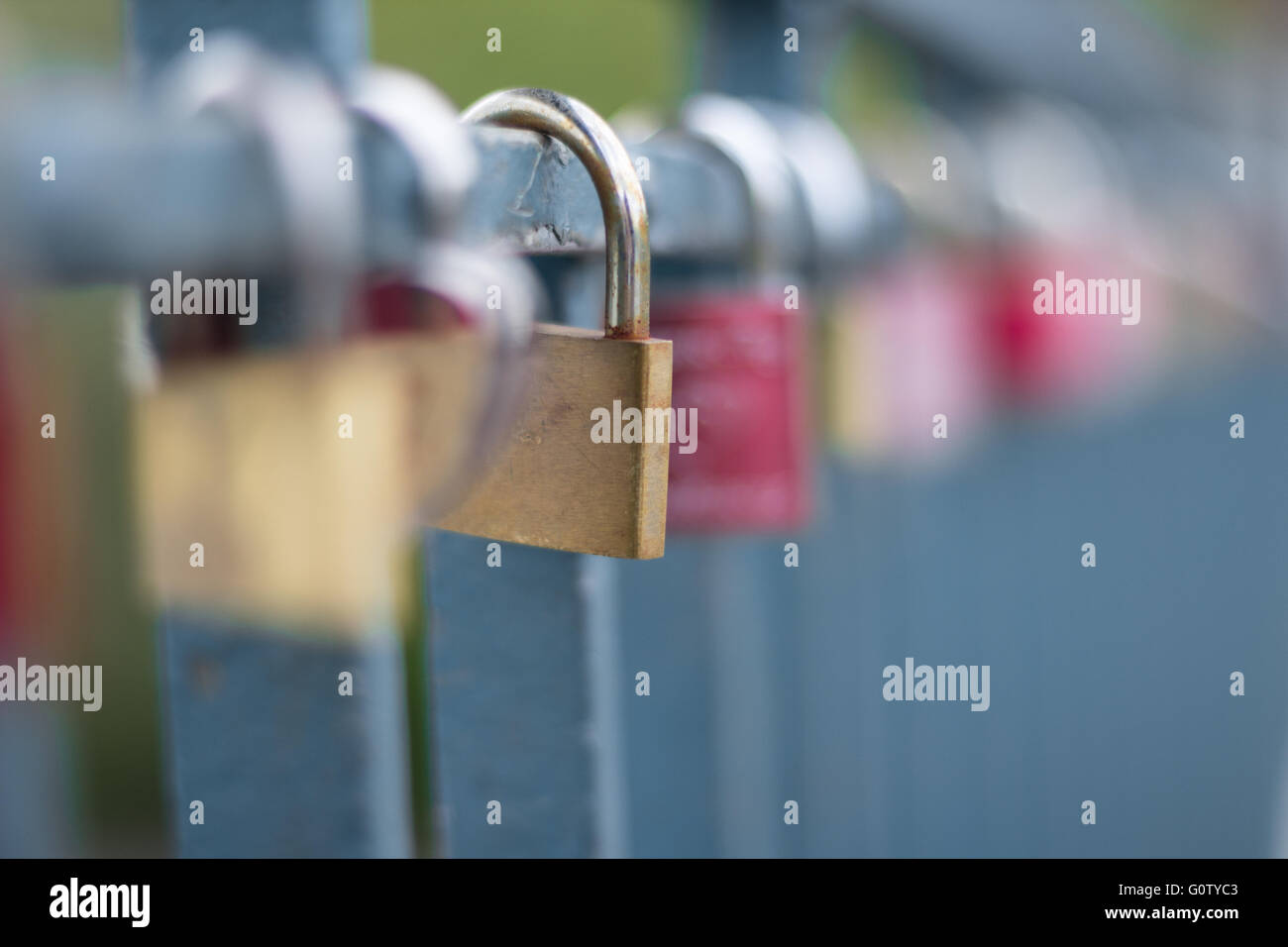 Molti lucchetti sul ponte - simbolo di amore Foto Stock