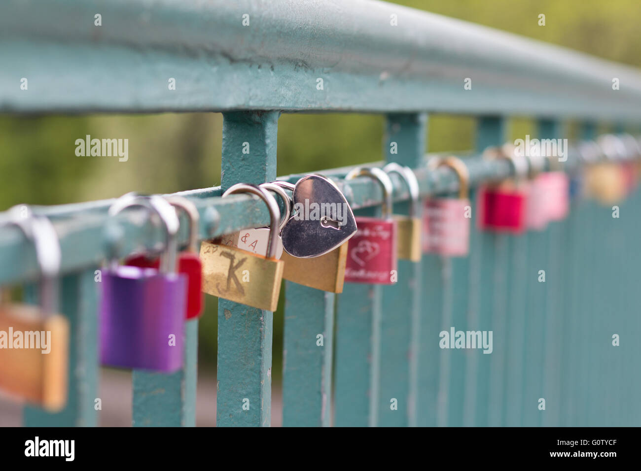 A forma di cuore sul lucchetto bridge - simbolo di amore Foto Stock