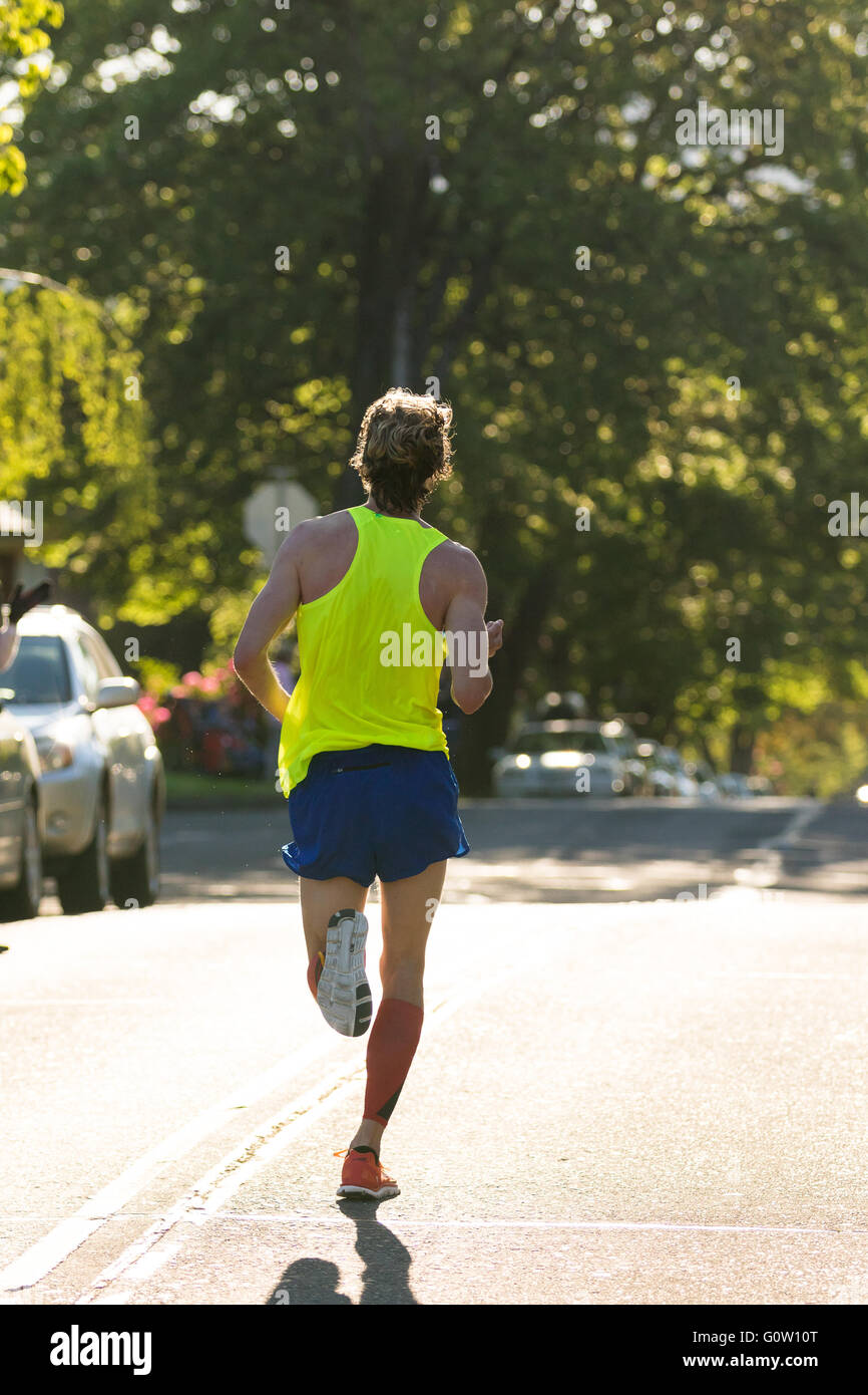 EUGENE, o - 1 Maggio 2016: Dennis Vanscoy sul corso a mile 8 del 2016 Eugene Marathon, un Boston qualificazione. Foto Stock