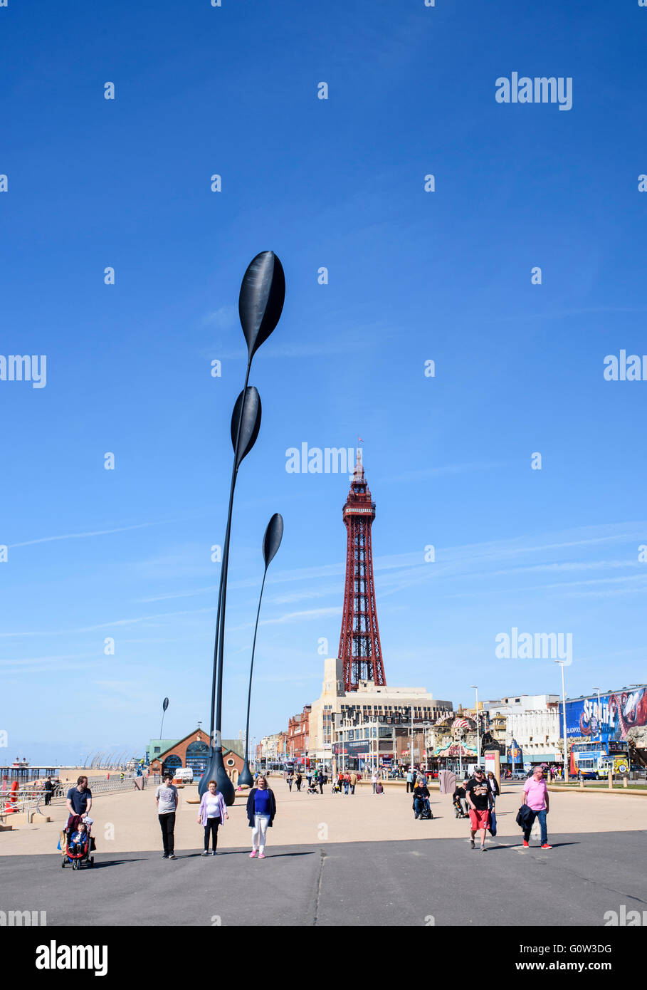 Vista lungo la passeggiata verso la Torre di Blackpool in Blackpool, Lancashire, Regno Unito Foto Stock