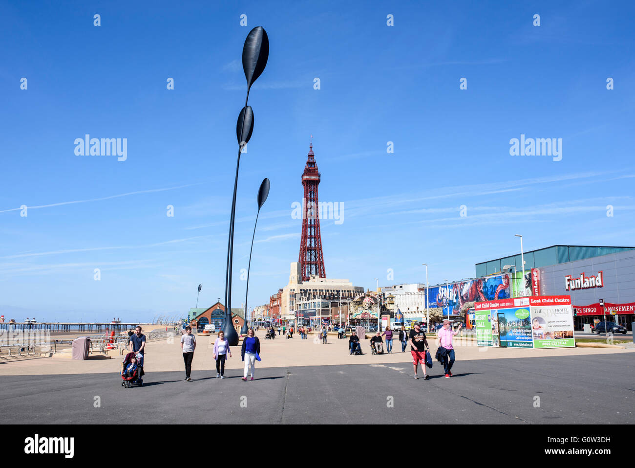 Vista lungo la passeggiata verso la Torre di Blackpool in Blackpool, Lancashire, Regno Unito Foto Stock