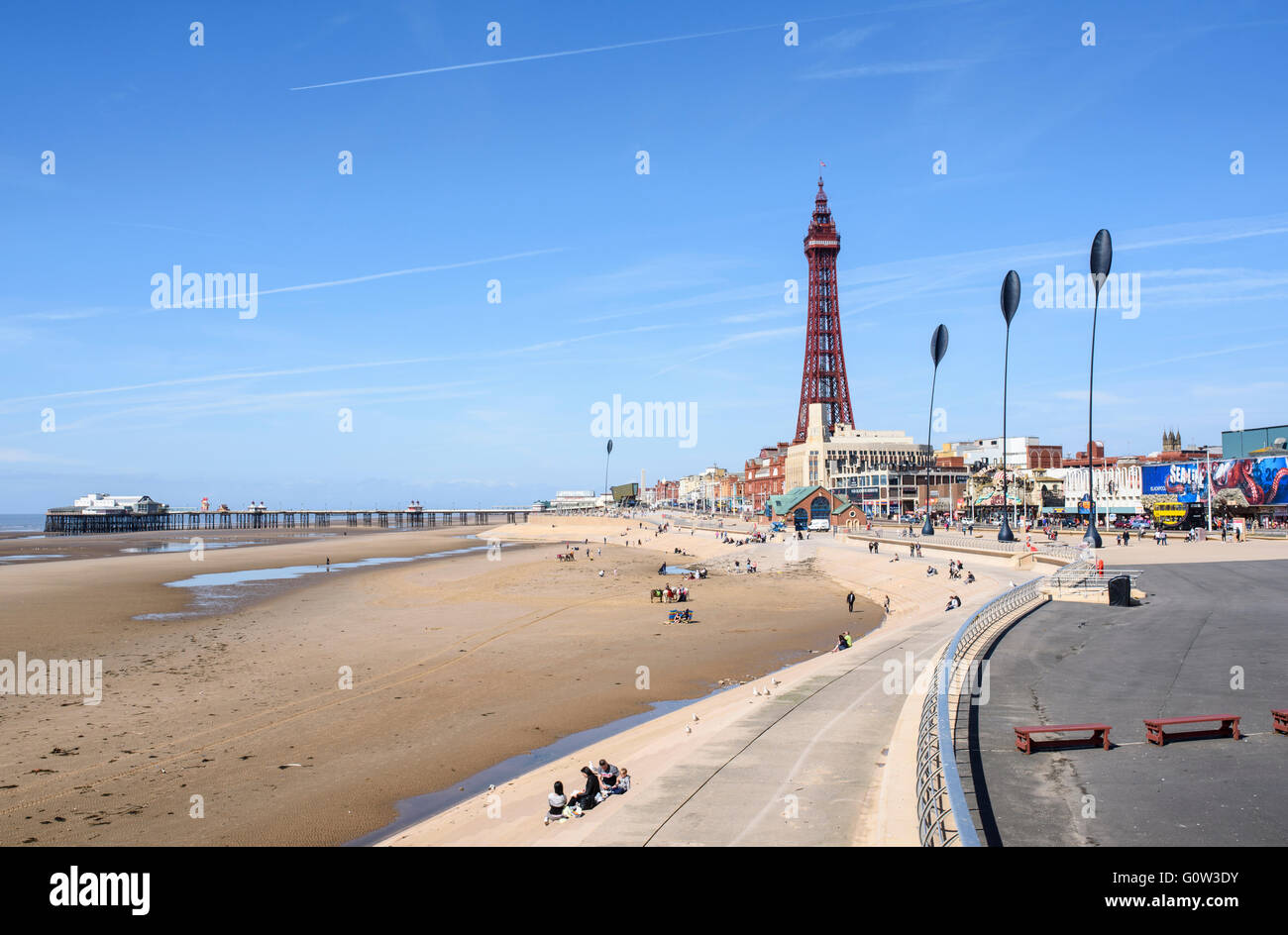 Vista su tutta la spiaggia e la passeggiata verso la Blackpool Tower e North Pier di Blackpool, Lancashire, Regno Unito Foto Stock