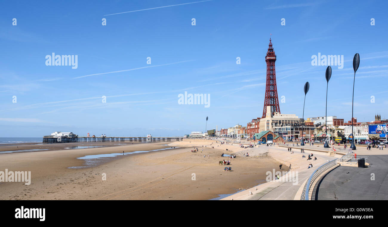 Vista su tutta la spiaggia e la passeggiata verso la Blackpool Tower e North Pier di Blackpool, Lancashire, Regno Unito Foto Stock