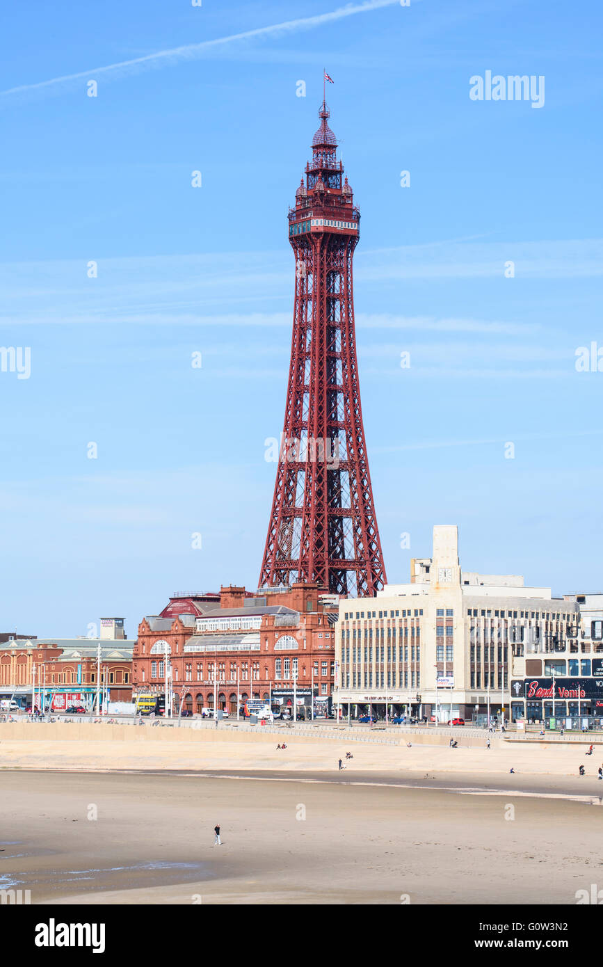 Vista su tutta la spiaggia e il lungomare verso la torre di Blackpool in Blackpool, Lancashire, Regno Unito Foto Stock