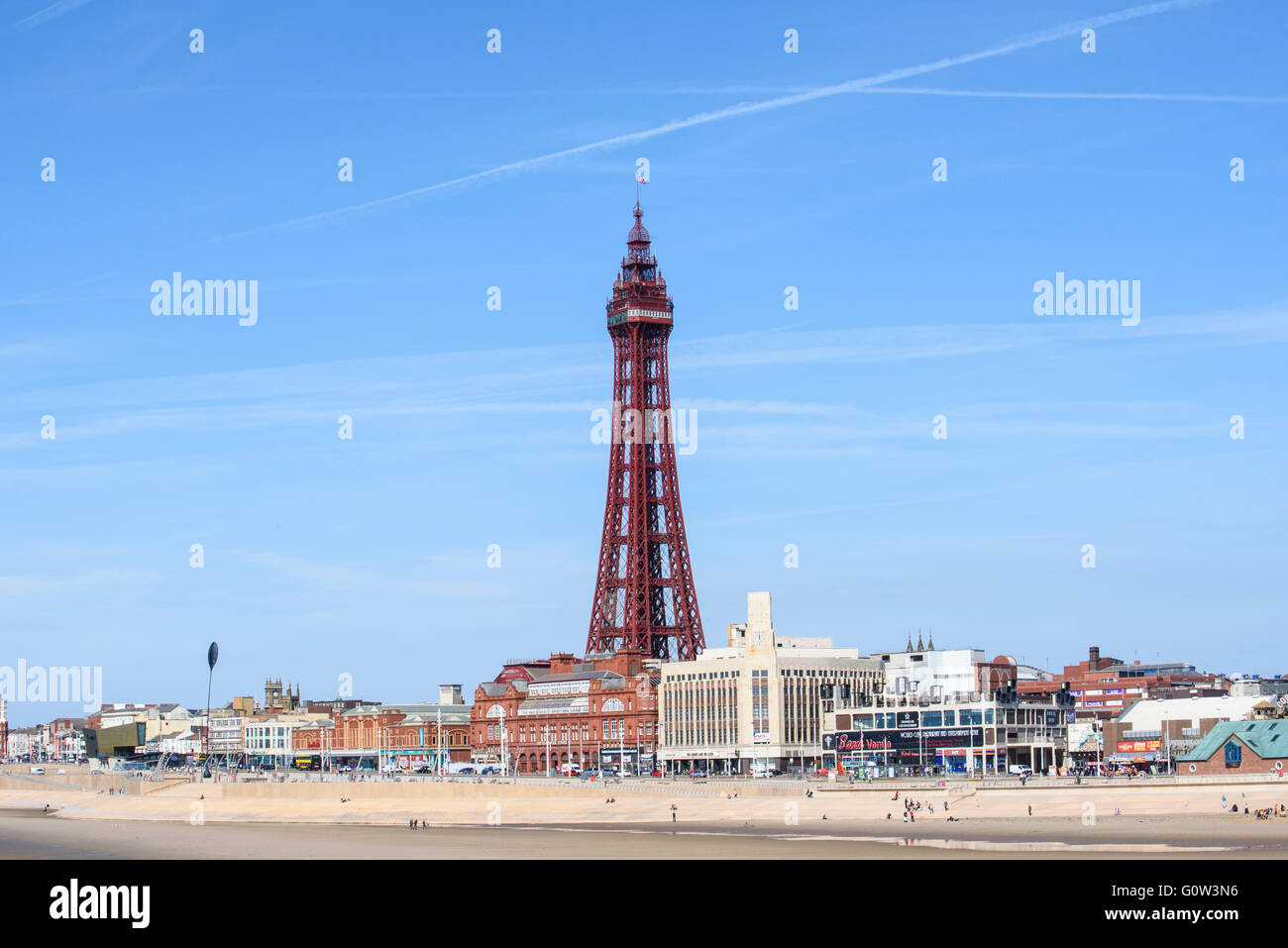 Vista su tutta la spiaggia e il lungomare verso la Torre di Blackpool in Blackpool, Lancashire, Regno Unito Foto Stock