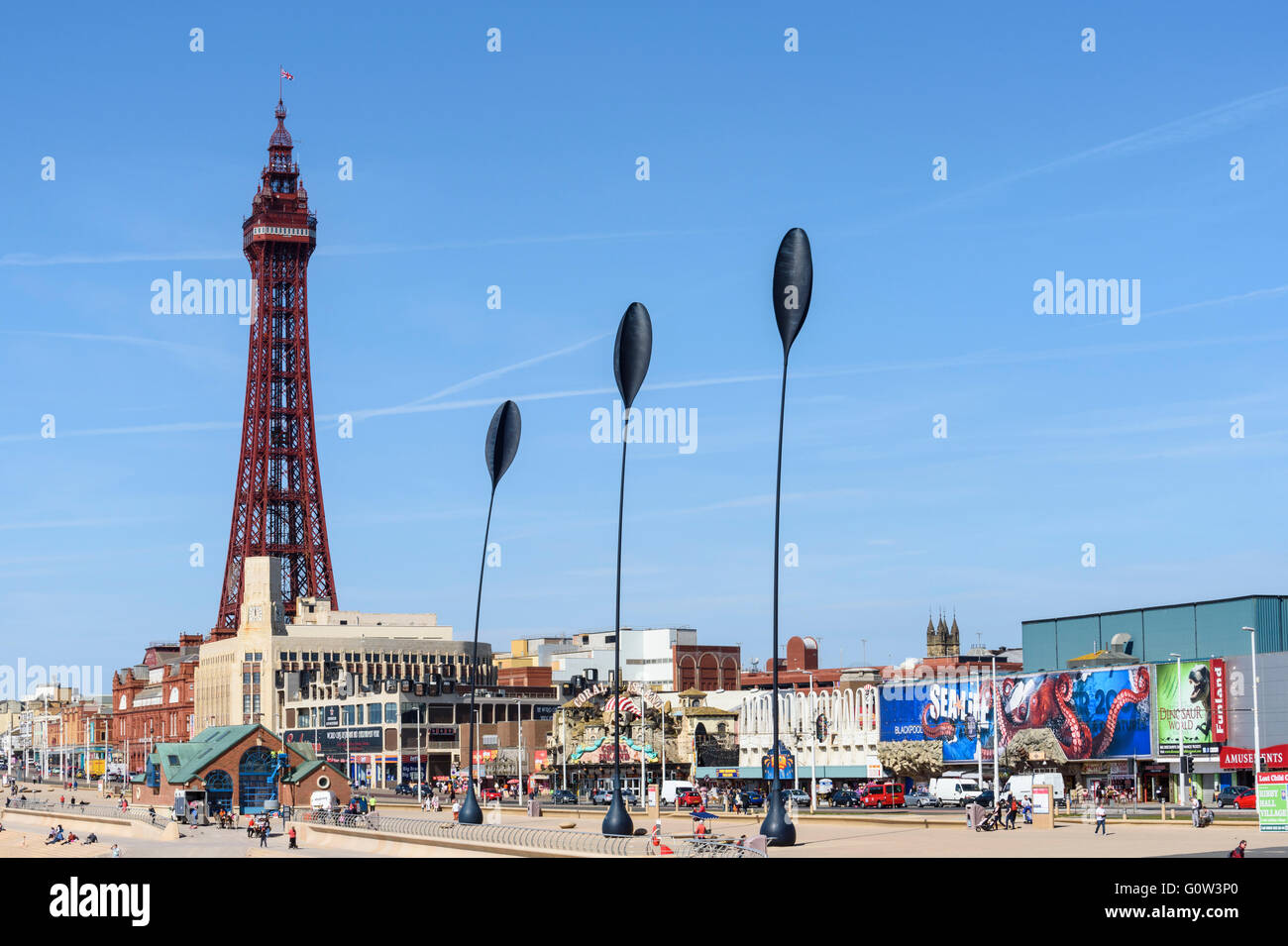 Vista su tutta la spiaggia e il lungomare verso la Torre di Blackpool in Blackpool, Lancashire, Regno Unito Foto Stock