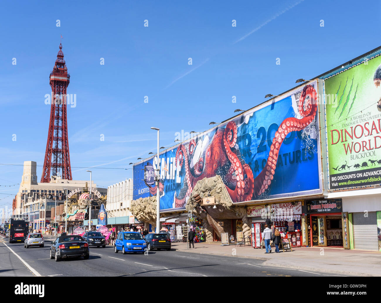 Vista del Sealife Centre situato sul lungomare di Blackpool, Lancashire, Regno Unito. La Blackpool Tower è in background Foto Stock
