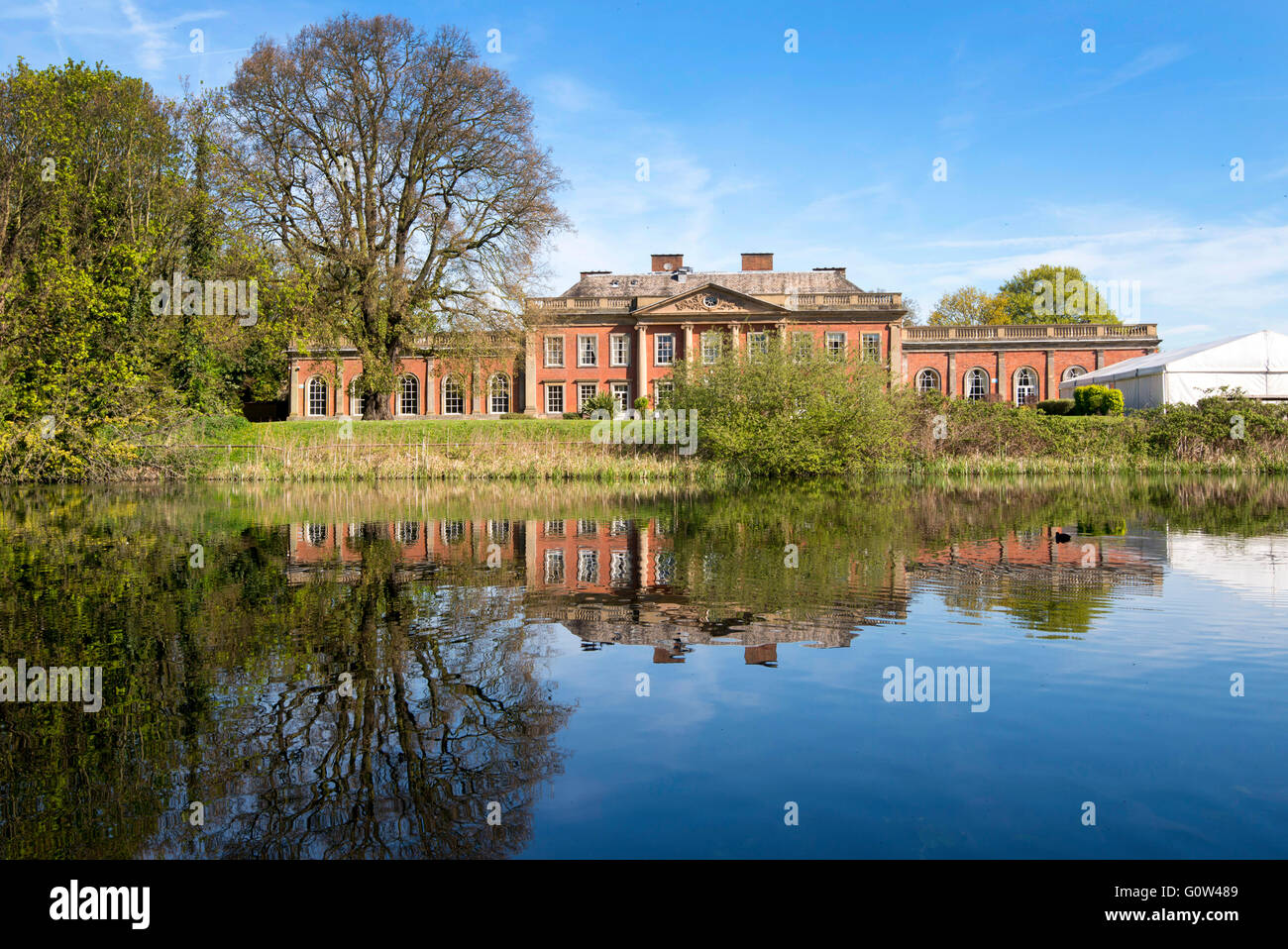 Colwick Hall Hotel, che si riflette in un lago a Colwick Park di NOTTINGHAM, NOTTINGHAMSHIRE REGNO UNITO Inghilterra Foto Stock