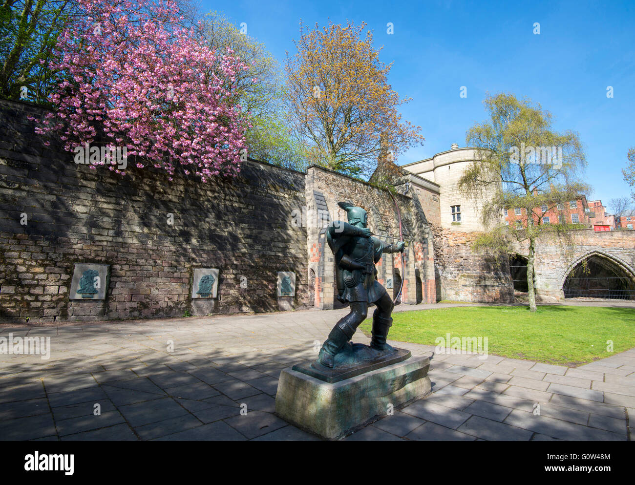 La molla a Robin Hood statua, Nottingham Castle Nottinghamshire England Regno Unito Foto Stock