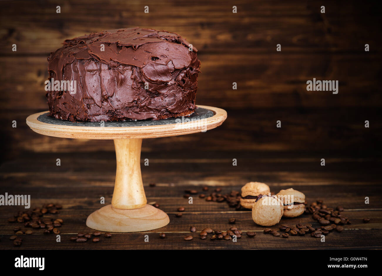 Il cibo al cioccolato del diavolo sulla torta di legno scuro catturato in background in basso formiato di chiave Foto Stock