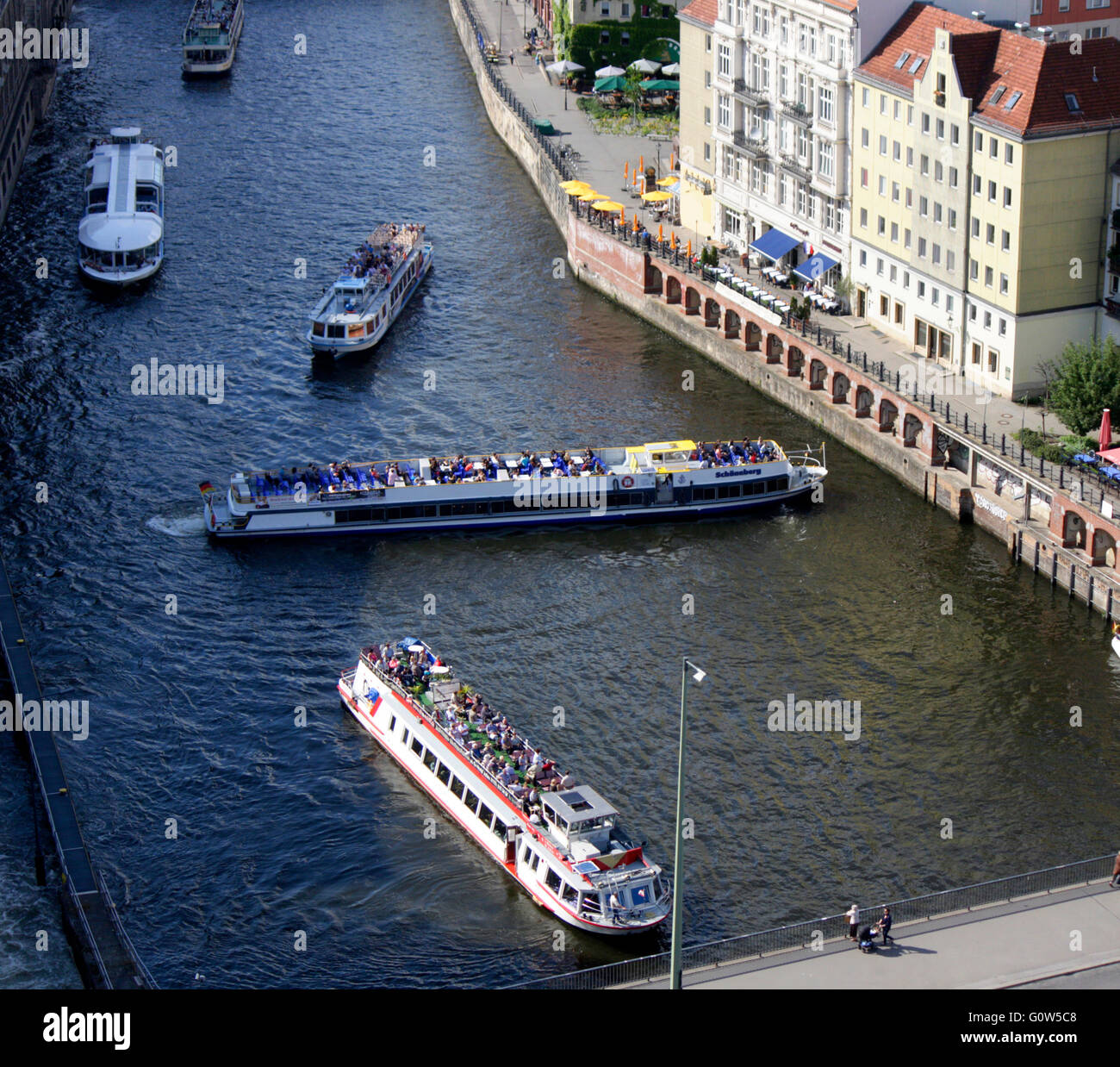 Panorama: Touristenboot beim Wenden, Sprea, Fischerinsel, Berlino. Foto Stock