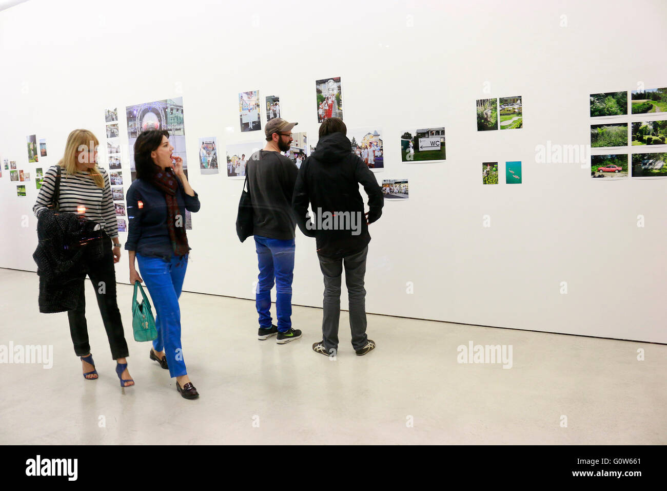 Besucher einer Vernissage in einer Kunstgalerie, Berlino . Foto Stock