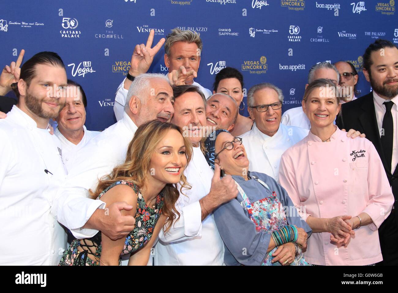Las Vegas, NV, Stati Uniti d'America. 29 apr, 2016. Valutazione, Greg Sherry, Guy Savoy, Giada De Laurentiis, Daniel Boulud, Gordon Ramsay, Nobu Matsuhisa, Susan Feniger, Marc Sherry, Mary Sue Milliken presso gli arrivi per Bon Appetit decimo anniversario del grande evento di degustazione, Giardino degli dèi piscina Oasis al Caesars Palace a Las Vegas NV, Aprile 29, 2016. © James Atoa/Everett raccolta/Alamy Live News Foto Stock