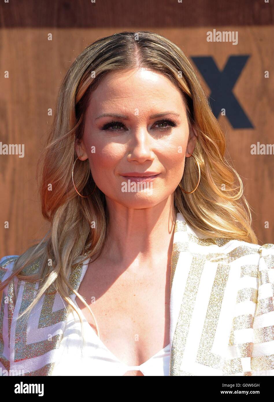 Inglewood, CA. Il 1 maggio, 2016. Jennifer ortiche presso gli arrivi per 2016 Paese americano conto alla rovescia Awards - Arrivi, il Forum, Inglewood, CA Maggio 1, 2016. © Elizabeth Goodenough/Everett raccolta/Alamy Live News Foto Stock