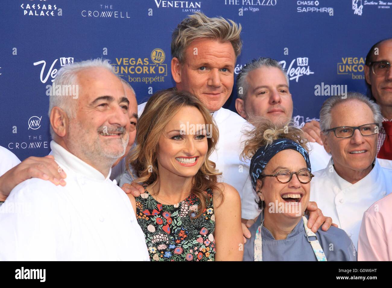 Las Vegas, NV, Stati Uniti d'America. 29 apr, 2016. Guy Savoy, Nobu Matsuhisa, Giada De Laurentiis, Gordon Ramsay, Susan Feniger, Marc Sherry presso gli arrivi per Bon Appetit decimo anniversario del grande evento di degustazione, Giardino degli dèi piscina Oasis al Caesars Palace a Las Vegas NV, Aprile 29, 2016. © James Atoa/Everett raccolta/Alamy Live News Foto Stock