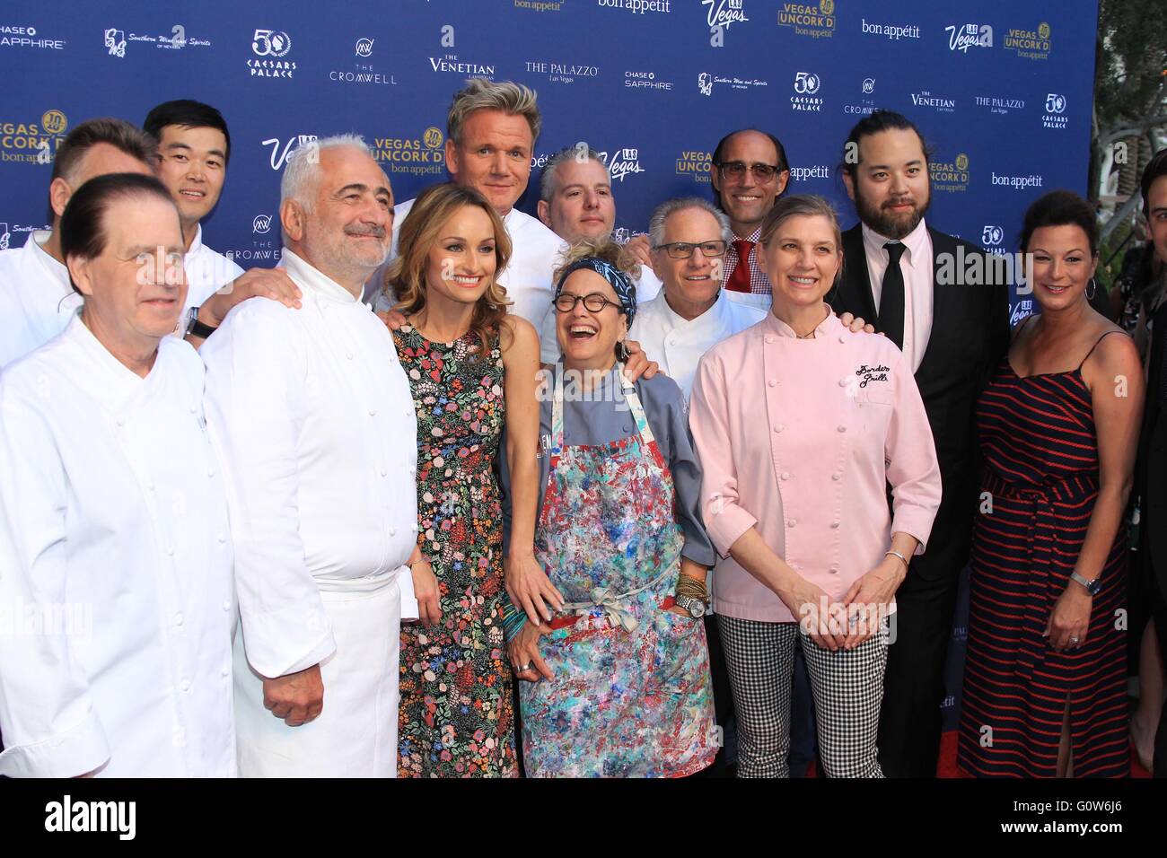 Las Vegas, NV, Stati Uniti d'America. 29 apr, 2016. Greg Sherry, Guy Savoy, Giada De Laurentiis, Gordon Ramsay, Susan Feniger, Marc Sherry, Frankie Pellegrino Jr, Mary Sue Milliken, Valutazione, Cathy Tull presso gli arrivi per Bon Appetit decimo anniversario del grande evento di degustazione, Giardino degli dèi piscina Oasis al Caesars Palace a Las Vegas NV, Aprile 29, 2016. © James Atoa/Everett raccolta/Alamy Live News Foto Stock