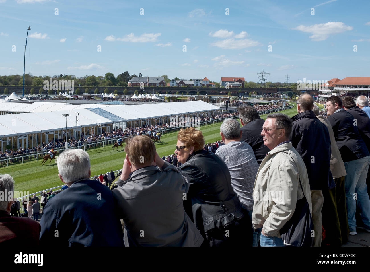 Chester, Regno Unito. Il 4 maggio, 2016. Chester Races. La prima gara della stagione 2016 a Chester Race Course con spettatori godendo la vista dalla città romana di pareti che costeggiano il corso e offrire gratuitamente una vista panoramica. Credito: Andrew Paterson/Alamy Live News Foto Stock