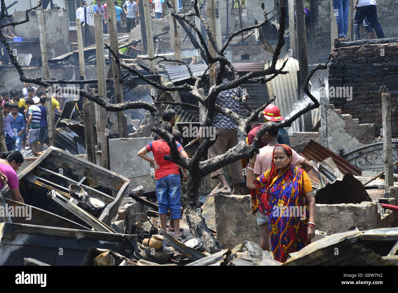 Dacca in Bangladesh. Il 4 maggio, 2016. Un numero di lotta antincendio unità accorsero dopo essere stato informato circa la baraccopoli fire a Dhaka, nel Bangladesh. Il 4 maggio 2016 Fire-combattente di mettere fuori un incendio scoppiato in una delle baraccopoli nella città di area reimpieghi comprendono il mercoledì mattina. Ataur Rahman, responsabile di turno del servizio antincendio sala di controllo, ha detto che l'incendio scoppiato presso la baraccopoli dietro il verde Super mercato nella zona a 8:35 am. Sulle informazioni, 10 di lotta antincendio unità precipitò al posto e portato sotto controllo l'incendio. Credito: Mamunur Rashid/Alamy Live News Foto Stock