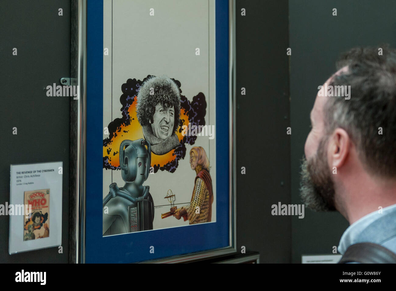 Londra, Regno Unito. Il 4 maggio 2016. Un visitatore visualizza "La vendetta dei Cybermen" (1976), dall'artista Chris Achilleos. Medico che: il bersaglio libri illustrazione mostra, attualmente presso il Museo del fumetto in Holborn, celebra il coperchio originale artwork dal classico bersaglio della serie di libri degli anni sessanta e settanta ed è la prima volta che l'opera è stato pubblicamente esibito. Libri di destinazione sono state il solo modo che i tifosi potrebbe rivedere un episodio dopo che esso aveva mandato in onda. Credito: Stephen Chung/Alamy Live News Foto Stock