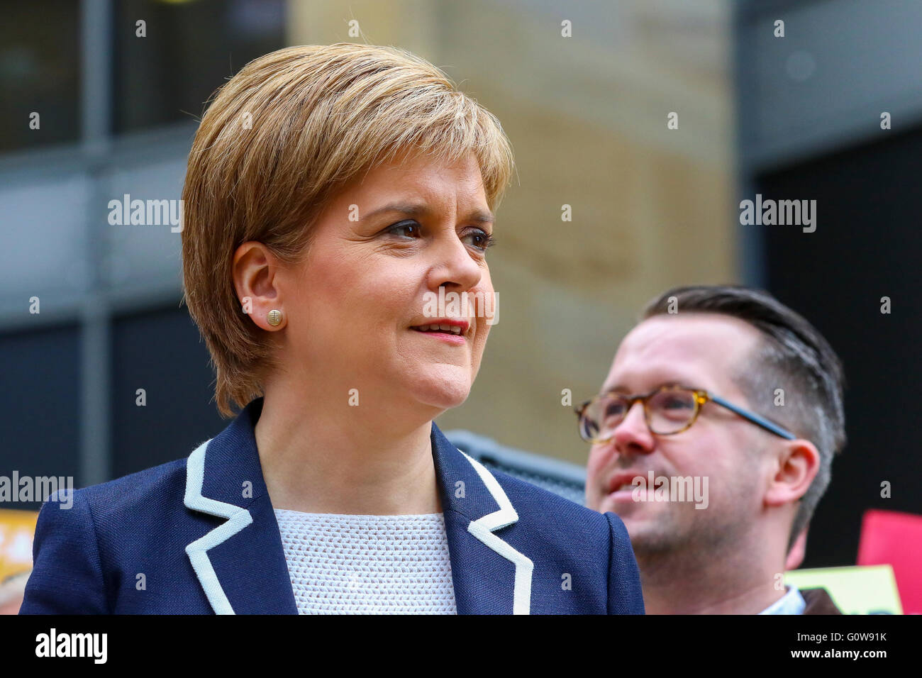 Glasgow, Scotland, Regno Unito. Il 4 maggio, 2016. Nicola lo storione indirizzato un SNP rally nel centro della città di Glasgow oggi in vista delle elezioni che si svolgeranno giovedì 5 maggio per il Parlamento Scozzese. Lei ha affermato che il Partito nazionale scozzese è stata l'unico partito politico o lavorare per gli interessi della Scozia e ha incoraggiato i suoi sostenitori di votare due volte l' per il SNP e tornare a lei come primo ministro. Credito: Findlay/Alamy Live News Foto Stock