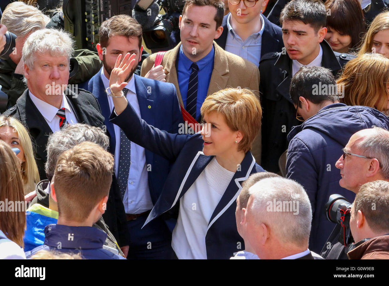 Glasgow, Scotland, Regno Unito. Il 4 maggio, 2016. Nicola lo storione indirizzato un SNP rally nel centro della città di Glasgow oggi in vista delle elezioni che si svolgeranno giovedì 5 maggio per il Parlamento Scozzese. Lei ha affermato che il Partito nazionale scozzese è stata l'unico partito politico o lavorare per gli interessi della Scozia e ha incoraggiato i suoi sostenitori di votare due volte l' per il SNP e tornare a lei come primo ministro. Credito: Findlay/Alamy Live News Foto Stock