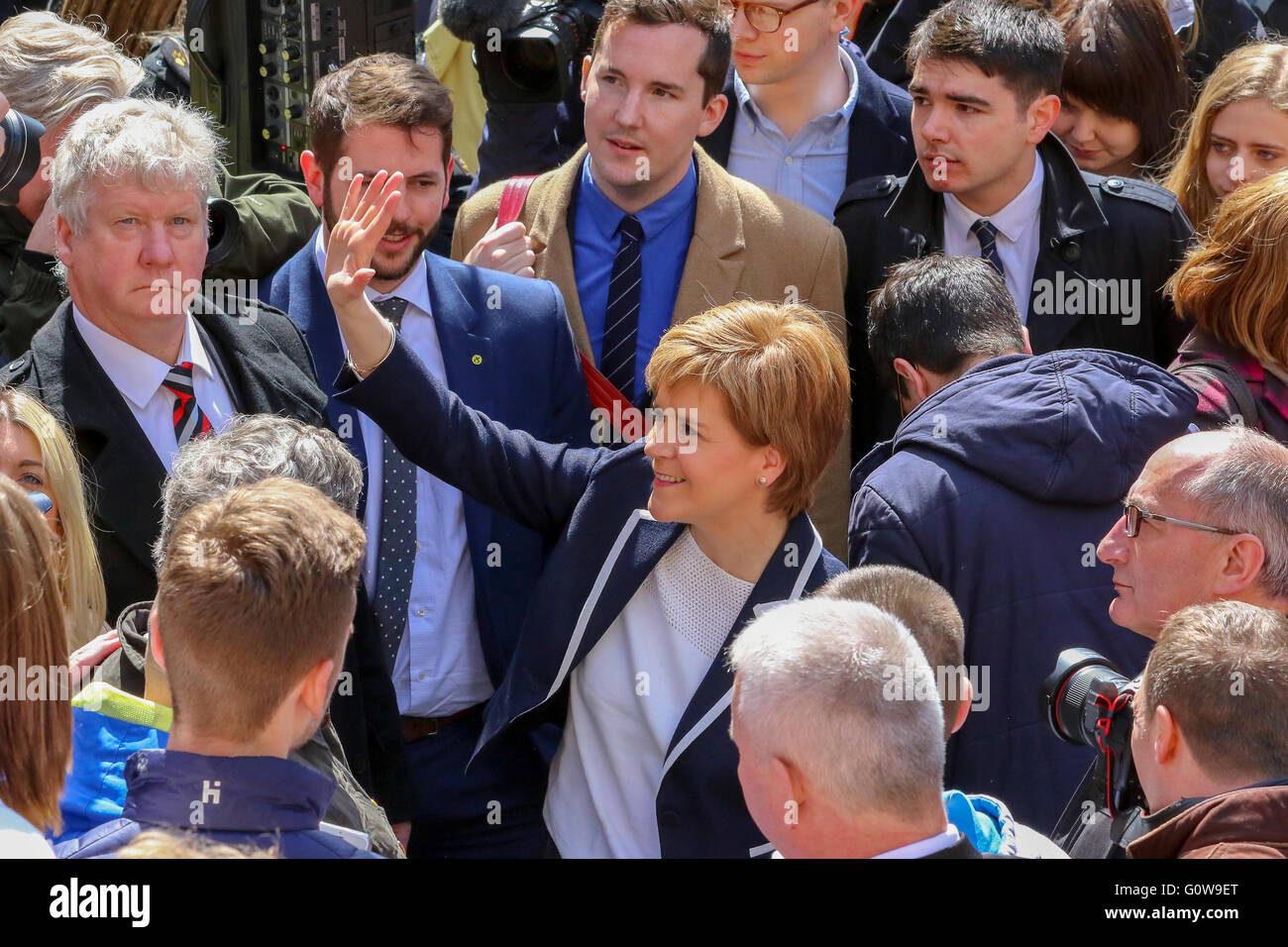 Glasgow, Scotland, Regno Unito. Il 4 maggio, 2016. Nicola lo storione indirizzato un SNP rally nel centro della città di Glasgow oggi in vista delle elezioni che si svolgeranno giovedì 5 maggio per il Parlamento Scozzese. Lei ha affermato che il Partito nazionale scozzese è stata l'unico partito politico o lavorare per gli interessi della Scozia e ha incoraggiato i suoi sostenitori di votare due volte l' per il SNP e tornare a lei come primo ministro. Credito: Findlay/Alamy Live News Foto Stock