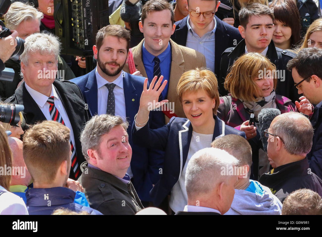 Glasgow, Scotland, Regno Unito. Il 4 maggio, 2016. Nicola lo storione indirizzato un SNP rally nel centro della città di Glasgow oggi in vista delle elezioni che si svolgeranno giovedì 5 maggio per il Parlamento Scozzese. Lei ha affermato che il Partito nazionale scozzese è stata l'unico partito politico o lavorare per gli interessi della Scozia e ha incoraggiato i suoi sostenitori di votare due volte l' per il SNP e tornare a lei come primo ministro. Credito: Findlay/Alamy Live News Foto Stock