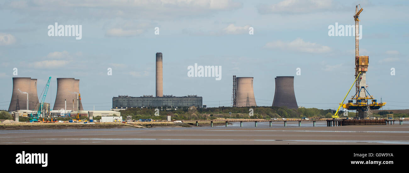 Widnes a Runcorn vicino a Liverpool, Regno Unito il 4 maggio 2016, la nuova strada attraversando il fiume Mersey iniziando a salire dal fiume con le tre torri in calcestruzzo prendendo forma con gru e ponteggi. Il nuovo ponte permetterà di alleggerire il sovraccarico di lavoro e molto sovraccaricato anni cinquanta runcorn ponte che non possono far fronte con l'aumento del traffico. Chris billington/alamy live news Foto Stock