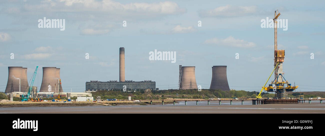 Widnes a Runcorn vicino a Liverpool, Regno Unito il 4 maggio 2016, la nuova strada attraversando il fiume Mersey iniziando a salire dal fiume con le tre torri in calcestruzzo prendendo forma con gru e ponteggi. Il nuovo ponte permetterà di alleggerire il sovraccarico di lavoro e molto sovraccaricato anni cinquanta runcorn ponte che non possono far fronte con l'aumento del traffico. Chris billington/alamy live news Foto Stock