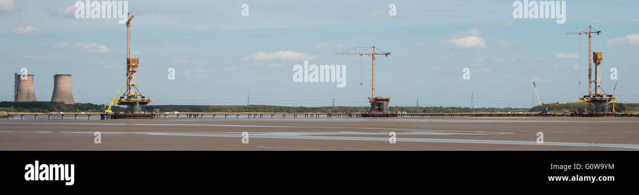 Widnes a Runcorn vicino a Liverpool, Regno Unito il 4 maggio 2016, la nuova strada attraversando il fiume Mersey iniziando a salire dal fiume con le tre torri in calcestruzzo prendendo forma con gru e ponteggi. Il nuovo ponte permetterà di alleggerire il sovraccarico di lavoro e molto sovraccaricato anni cinquanta runcorn ponte che non possono far fronte con l'aumento del traffico. Chris billington/alamy live news Foto Stock