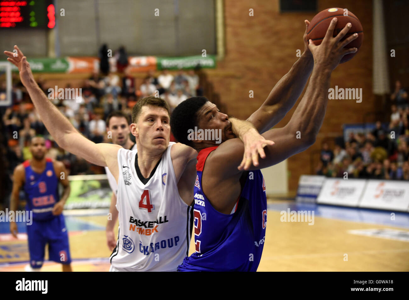 Nymburk, Repubblica Ceca. Il 4 maggio, 2016. Petr Benda di Nymburk, sinistra e Kyle Hines di Mosca in azione durante la pallacanestro VTB United League match CEZ Nymburk vs PBC CSKA Mosca, in Nymburk, Repubblica Ceca, mercoledì 4 maggio 2016. © Josef Vostarek/CTK foto/Alamy Live News Foto Stock