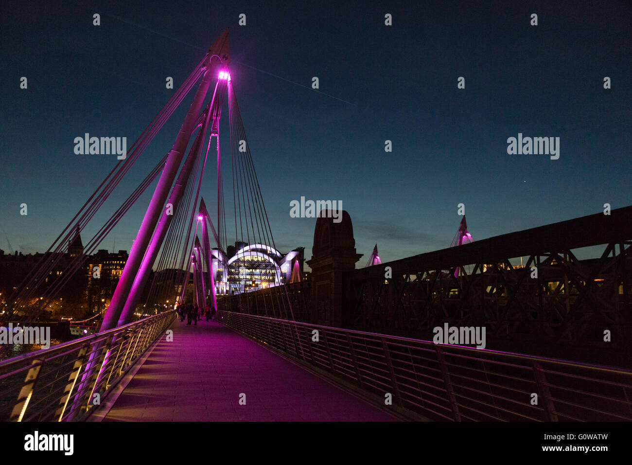 Londra, Regno Unito. Il 4 maggio 2016. Nella foto: il duplice Giubileo d oro passerelle. Iconici punti di riferimento di Londra sono illuminati in luminosi rosa caldo il mercoledì sera, per ricordare i londinesi di poter dire la loro nel Mayoral elezioni del giorno di polling il mattino seguente. Credito: Immagini vibranti/Alamy Live News Foto Stock