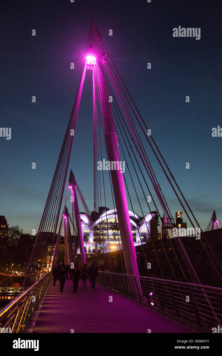 Londra, Regno Unito. Il 4 maggio 2016. Nella foto: il duplice Giubileo d oro passerelle. Iconici punti di riferimento di Londra sono illuminati in luminosi rosa caldo il mercoledì sera, per ricordare i londinesi di poter dire la loro nel Mayoral elezioni del giorno di polling il mattino seguente. Credito: Immagini vibranti/Alamy Live News Foto Stock