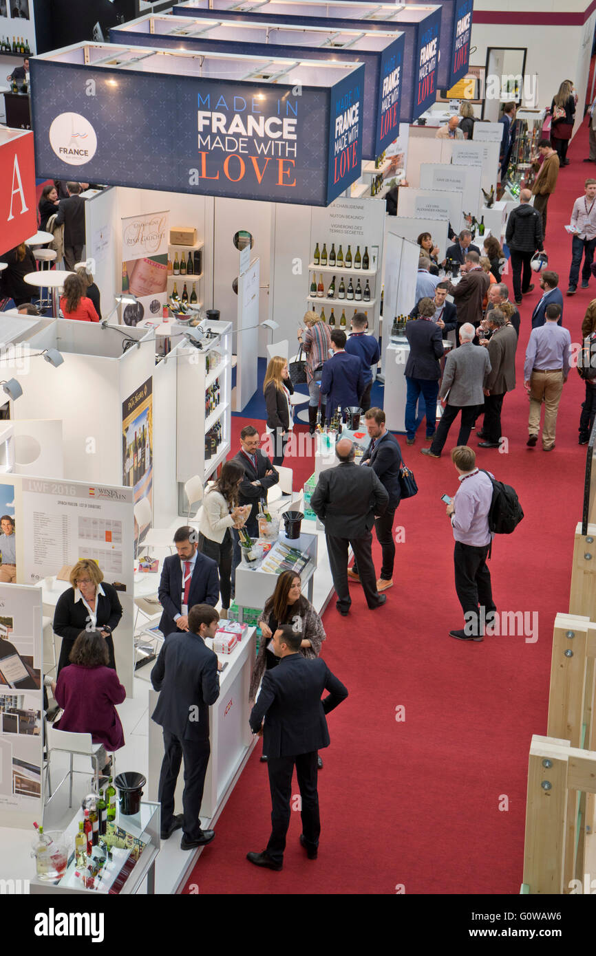 Gli espositori e gli operatori della London International Wine Fair presso il centro espositivo di Olympia. Londra, Regno Unito Foto Stock