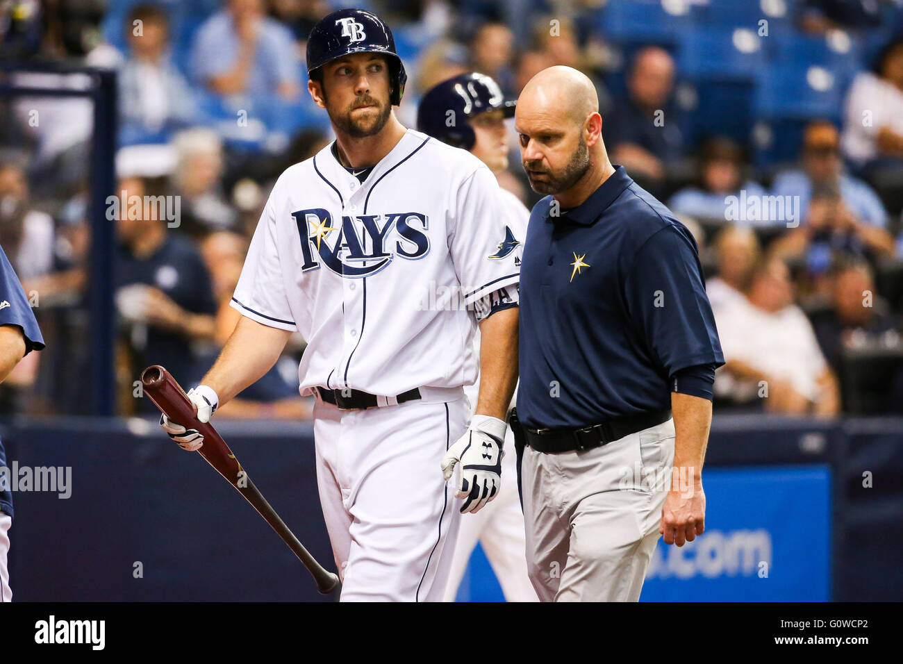 San Pietroburgo, Florida, Stati Uniti d'America. Il 4 maggio, 2016. Sarà VRAGOVIC | Orari.Tampa Bay Rays diritto fielder Steven Souza Jr. (20) lascia il gioco dopo aver tirato un muscolo in un movimento di rotazione durante la sua a bat nella sesta inning di gioco tra il Tampa Bay Rays e i Los Angeles Dodgers nel campo Tropicana a San Pietroburgo, Fla. Mercoledì, 4 maggio 2016. Souza Jr. ha lasciato il gioco, sostituito da Tampa Bay Rays center fielder Kevin Kiermaier (39) © sarà Vragovic/Tampa Bay volte/ZUMA filo/Alamy Live News Foto Stock