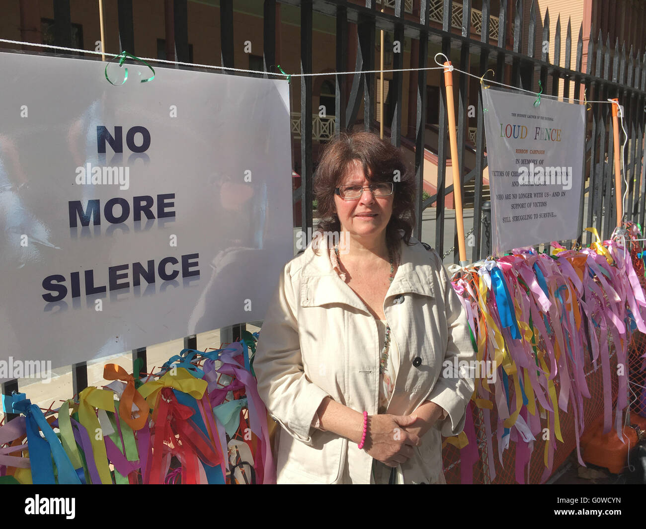 Sydney, Australia. 05 Maggio, 2016. Il dimenticata australiani che hanno subito l'infanzia di abusi da parte di istituzioni ecclesiali, lanciare forte recinto campagna del nastro fuori NSW il parlamento a Sydney. Credito: Bernadette Smith/Alamy Live News Foto Stock