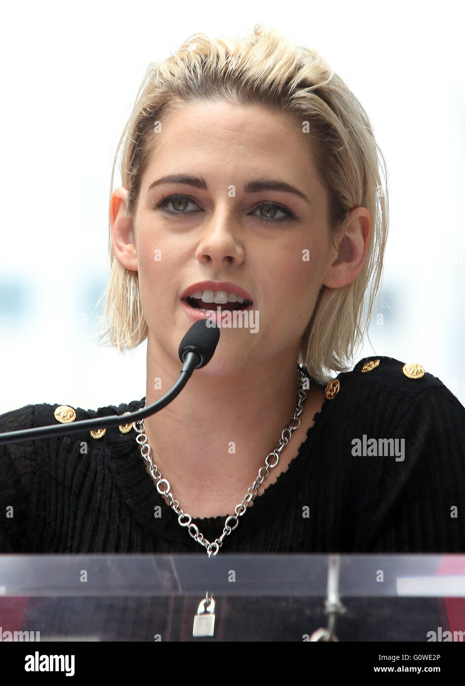 Hollywood, CA, Stati Uniti d'America. Il 4 maggio, 2016. Kristen Stewart. Jodie Foster ha onorato con la stella sulla Hollywood Walk of Fame. Photo credit: Sammi/AdMedia Credito: Sammi/AdMedia/ZUMA filo/Alamy Live News Foto Stock