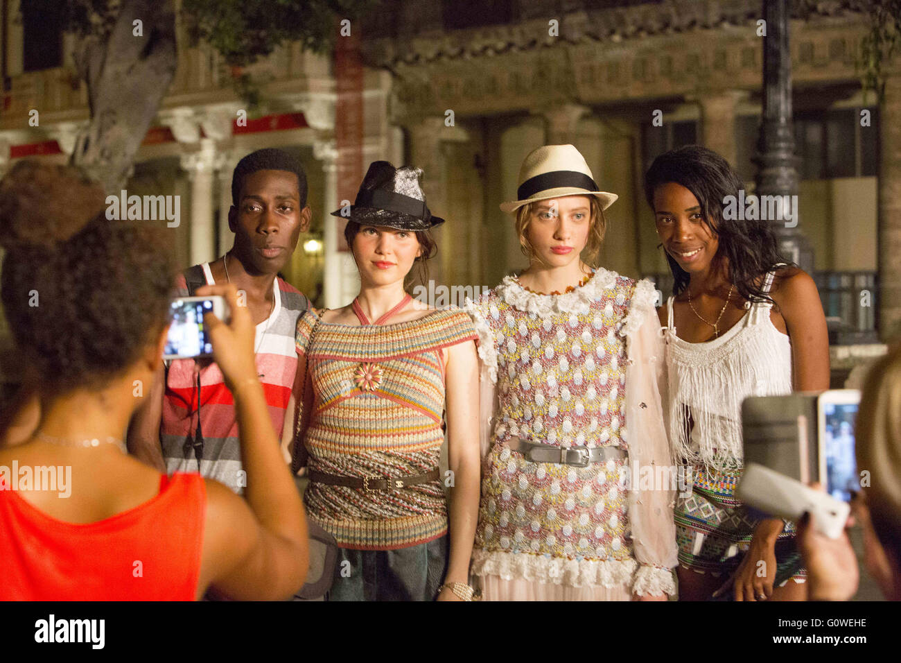 L'Avana, Cuba, Cuba. Il 3 maggio, 2016. I modelli in posa con il cubano fan dopo il Chanel il ''Collezione crociera'' 2016/2017 pista mostra a l'Avana, Cuba, 3 maggio 2016. Il francese della casa di moda Chanel ha messo in scena il suo spettacolo nella capitale cubana Havana - il primo international fashion show fin dal 1959 la rivoluzione comunista, che ha evidenziato sia il riscaldamento i rapporti con l'Occidente ma anche nuove disuguaglianze sull'isola, dove circa il 70 percento dei lavoratori cubani lavorano per lo stato su uno stipendio medio di $ 25 ogni mese.da vetrina per la sua collezione di crociera a Cuba, Chanel ha detto che era ritornando indietro a th Foto Stock