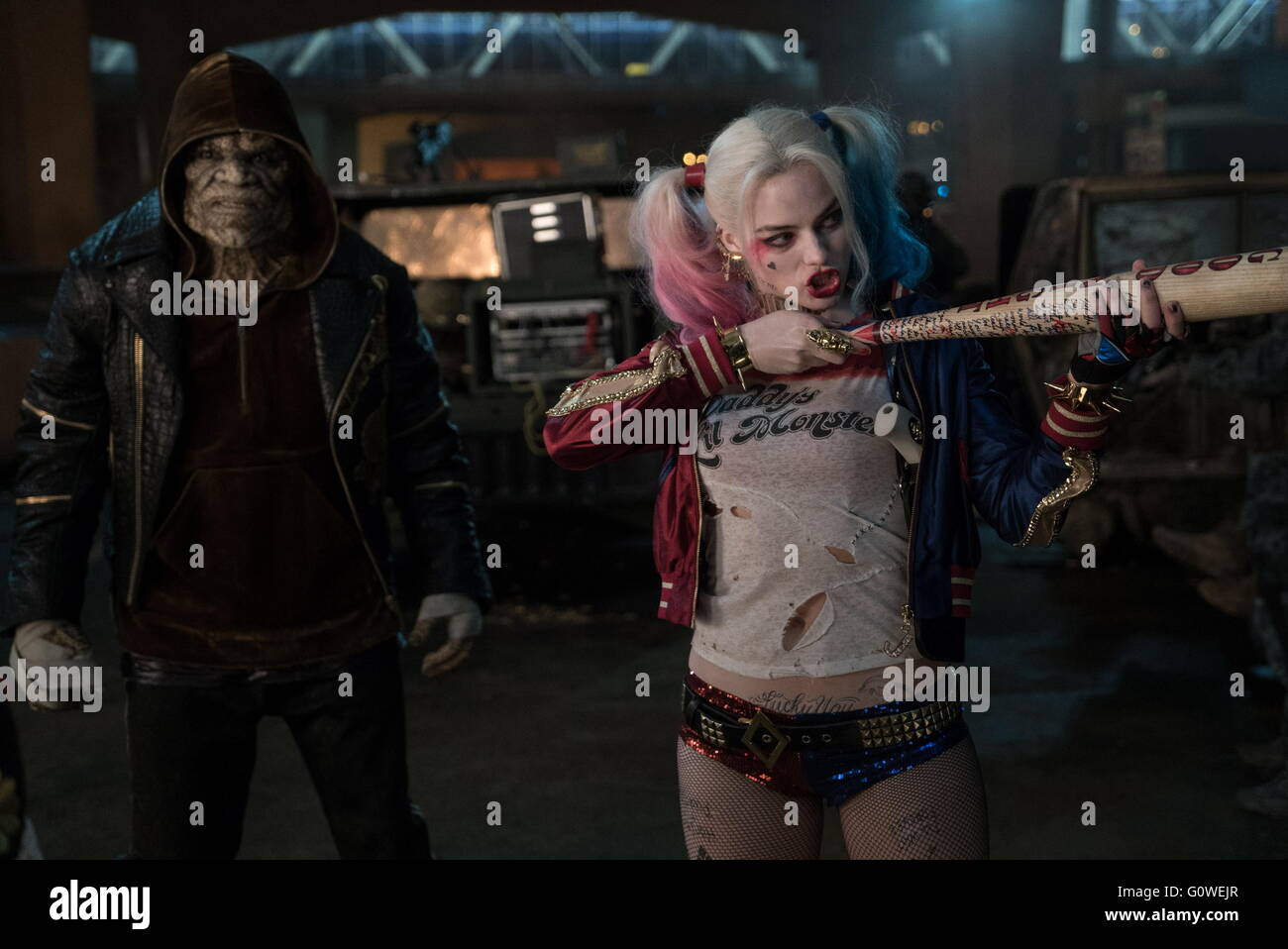 L-r) ADEWALE AKINNUOYE-AGBAJE come Killer Croc e Margot Robbie come Harley  Quinn in Warner Bros Foto' azione avventura "suicide SQUAD,' un Warner Bros  Foto di rilascio Foto stock - Alamy