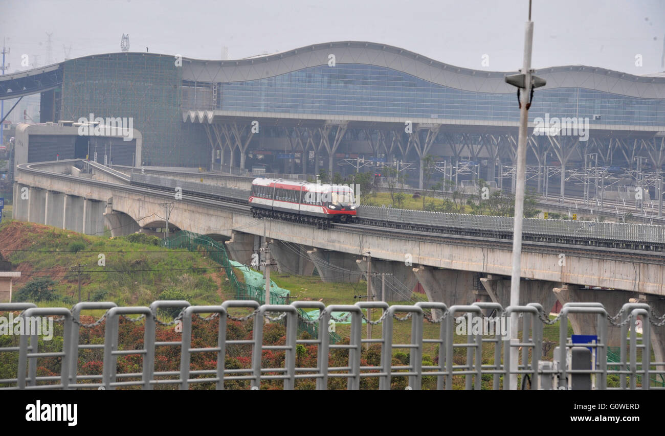 Changsha, provincia cinese di Hunan. Il 5 maggio, 2016. Un treno corre sulla levitazione magnetica in linea di Changsha, capitale della centrale provincia cinese di Hunan, 5 maggio 2016. Un funzionamento di prova della levitazione magnetica in linea Changsha è programmata per avviare il 6 maggio. Il maglev navette tra Changsha la stazione ferroviaria sud e l'aeroporto. Occorrono circa dieci minuti per completare il 18,55-km di viaggio, secondo una dichiarazione di operatore Hunan Maglev Transport Co. © lunga Hongtao/Xinhua/Alamy Live News Foto Stock