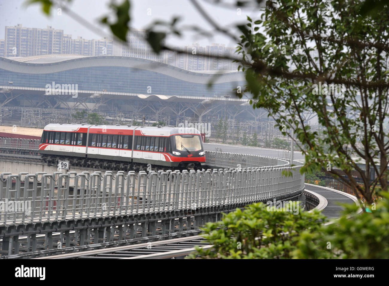 Changsha, provincia cinese di Hunan. Il 5 maggio, 2016. Un treno corre sulla levitazione magnetica in linea di Changsha, capitale della centrale provincia cinese di Hunan, 5 maggio 2016. Un funzionamento di prova della levitazione magnetica in linea Changsha è programmata per avviare il 6 maggio. Il maglev navette tra Changsha la stazione ferroviaria sud e l'aeroporto. Occorrono circa dieci minuti per completare il 18,55-km di viaggio, secondo una dichiarazione di operatore Hunan Maglev Transport Co. © lunga Hongtao/Xinhua/Alamy Live News Foto Stock
