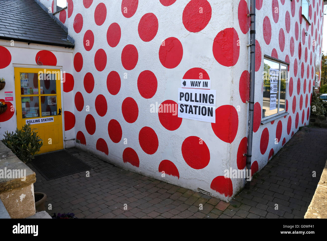 Bizzarre Maggio 2016 elezioni locali stazione di polling, Banca View Cafe, Langsett, Stocksbridge, Sheffield South Yorkshire, Inghilterra, Regno Unito. Foto Stock