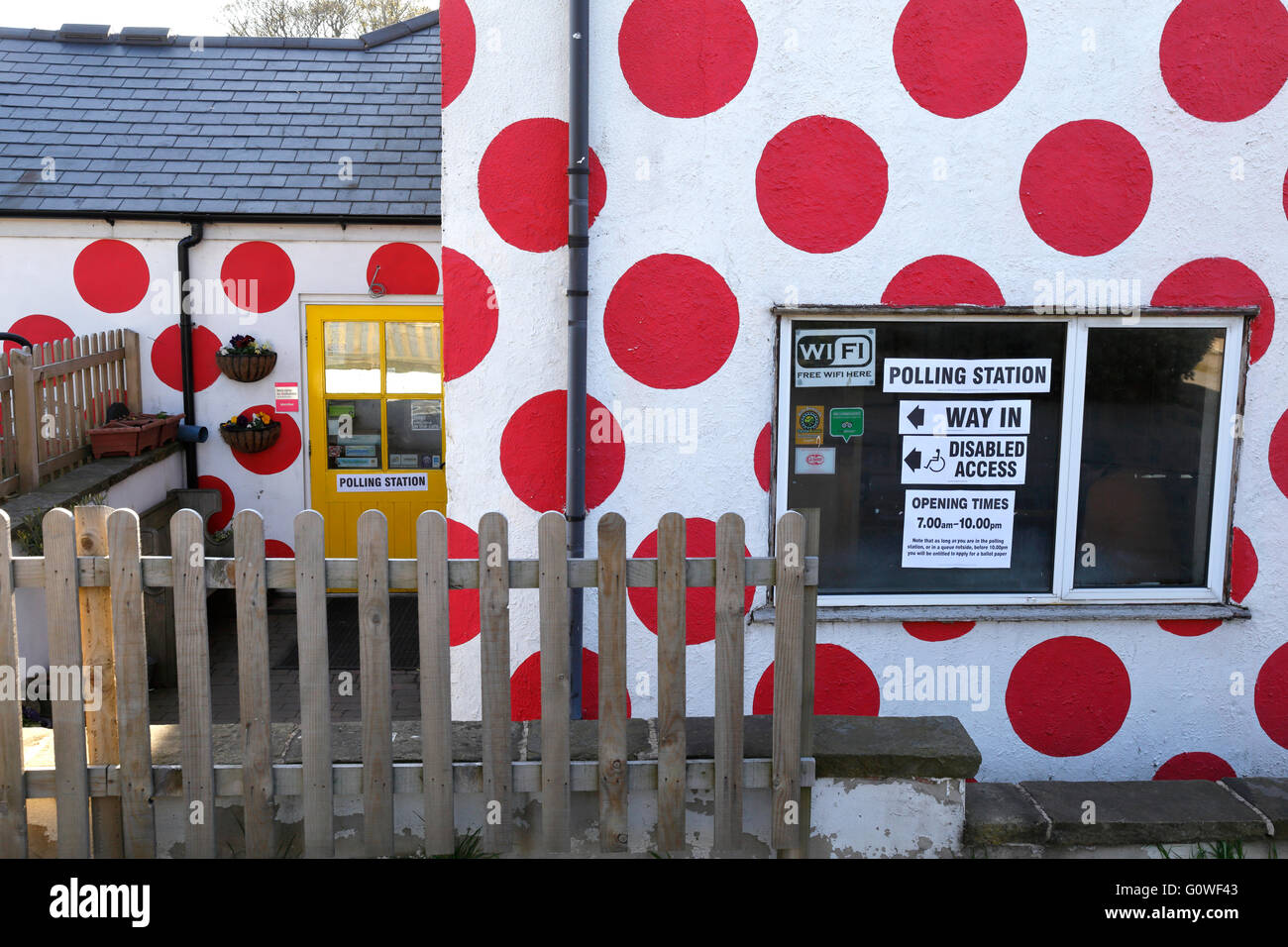 Bizzarre Maggio 2016 elezioni locali stazione di polling, Banca View Cafe, Langsett, Stocksbridge, Sheffield South Yorkshire, Inghilterra, Regno Unito. Foto Stock