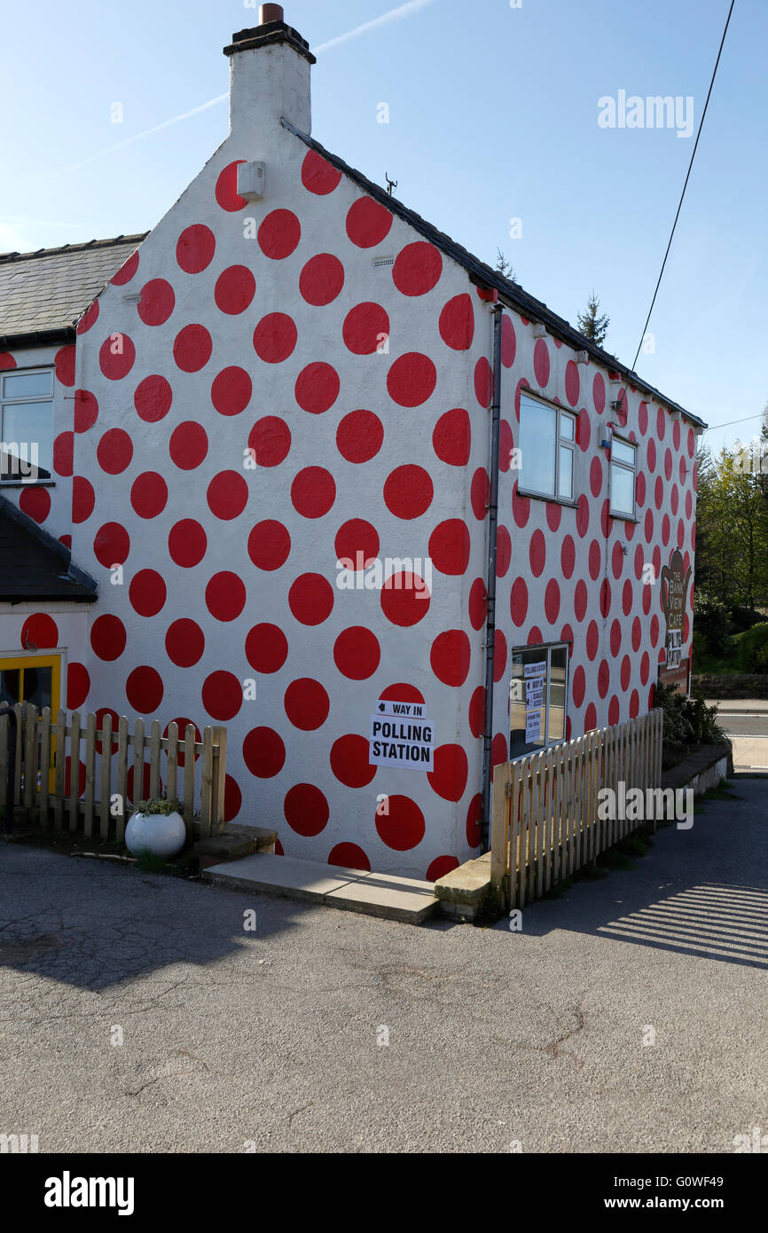 Bizzarre Maggio 2016 elezioni locali stazione di polling, Banca View Cafe, Langsett, Stocksbridge, Sheffield South Yorkshire, Inghilterra, Regno Unito. Foto Stock