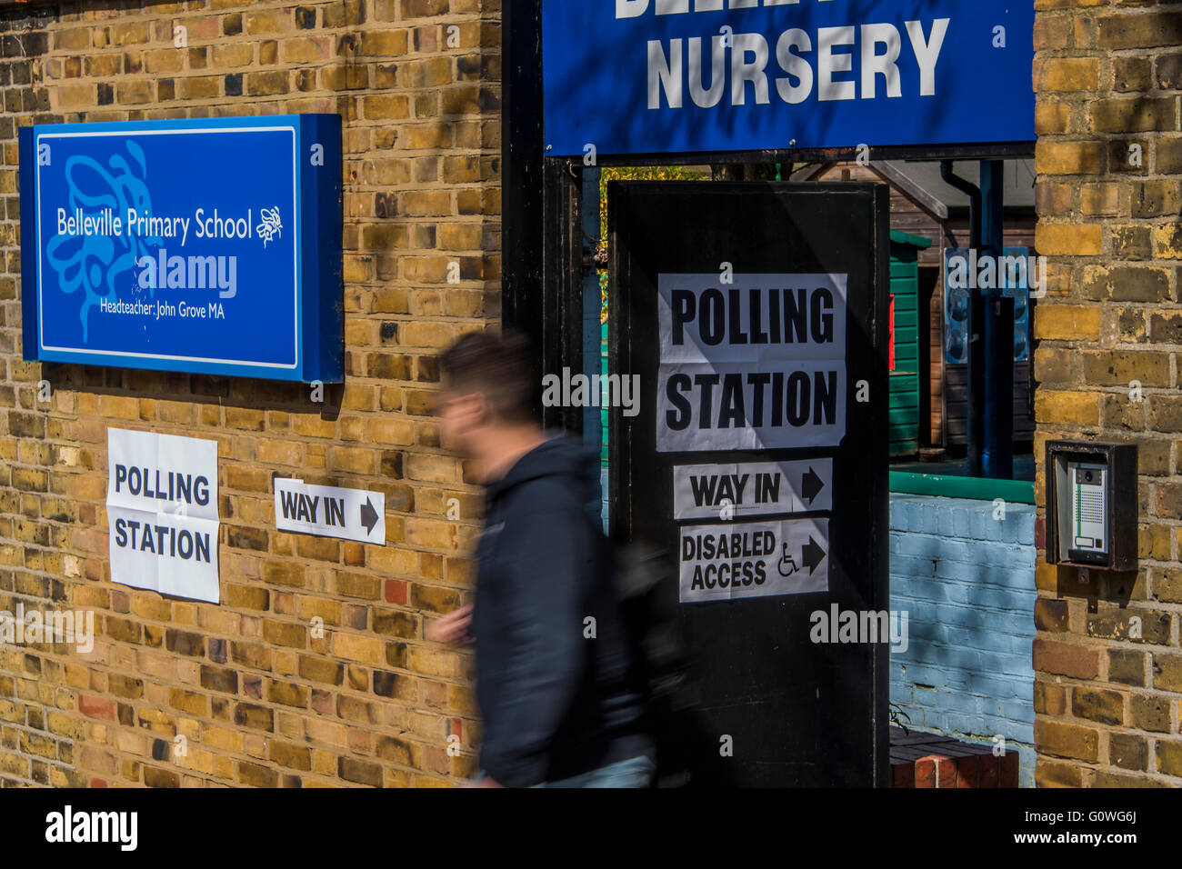 Vivaio Belleville stazione di polling - vi è un costante flusso di elettori per il London Mayoral elezioni a stazioni di polling in Wandsworth, Londra, Regno Unito - 05 maggio 2016. Credito: Guy Bell/Alamy Live News Foto Stock