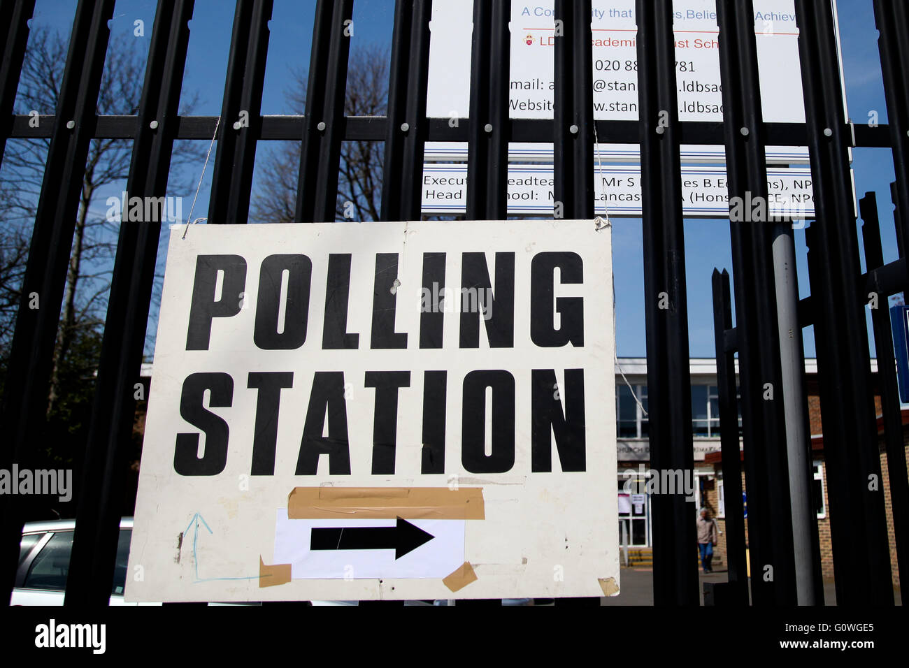 A nord di Londra, Regno Unito. Il 5 maggio 2016. Stazione di polling segno a St Ann's CoE scuola primaria, Tottenham, a nord di Londra. Credito: Dinendra Haria/Alamy Live News Foto Stock