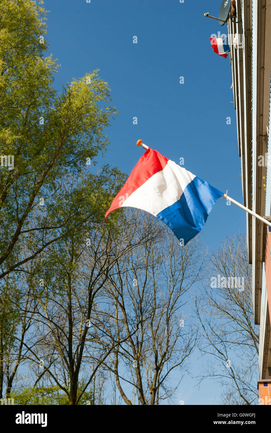 Amsterdam, Paesi Bassi, 05 maggio, 2016. Il 5 maggio, giorno della liberazione dei Paesi Bassi, il rosso-blu-bianco bandiera nazionale è visibile dappertutto. Come qui su Gooioord, uno dei tipici Bijlmer edifici di appartamenti a Amsterdam Sud-est. Credito: Steppeland/Alamy Live News Foto Stock